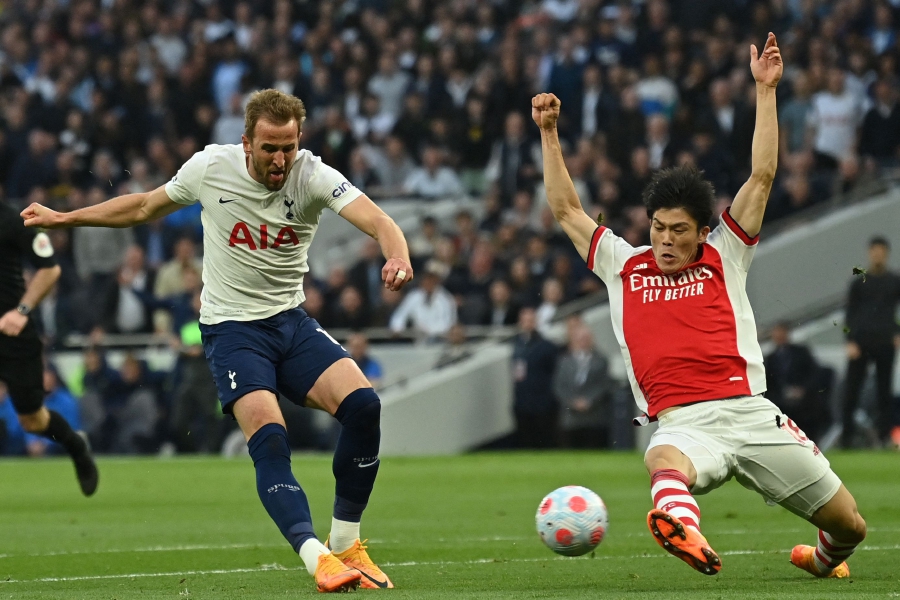 Spurs Crush 10 Man Arsenal To Keep Top Four Bid Alive