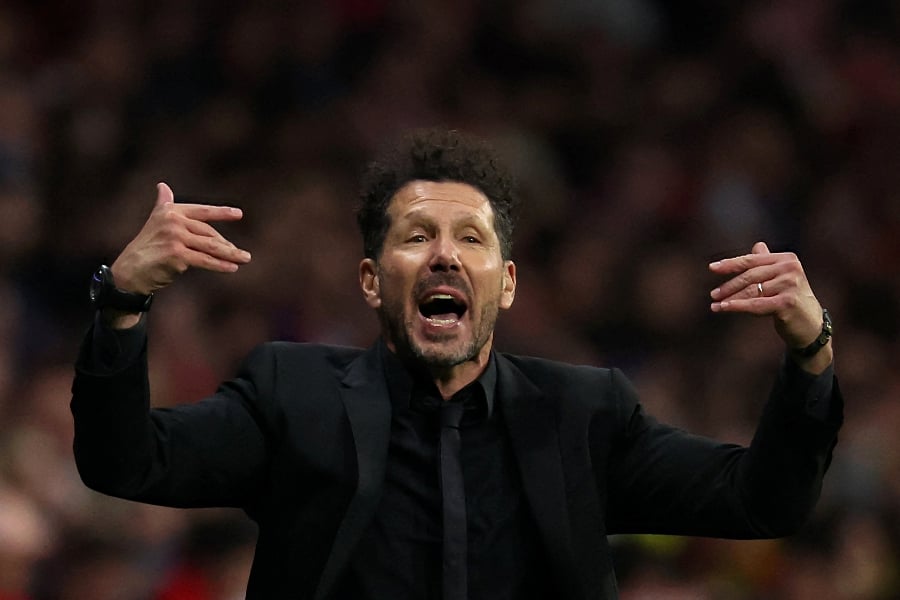 Atletico Madrid's Argentinian coach Diego Simeone gestures on the touchline during the UEFA Champions League quarter final first leg football match between Club Atletico de Madrid and Borussia Dortmund at the Metropolitano stadium in Madrid. (Photo by Pierre-Philippe MARCOU / AFP)