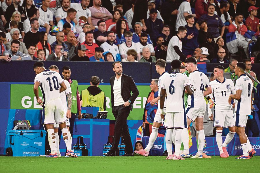 England's head coach Gareth Southgate speaks with his players from the sidelines during the UEFA Euro 2024 Group C football match between Serbia and England at the Arena AufSchalke in Gelsenkirchen. (Photo by Alberto PIZZOLI / AFP)