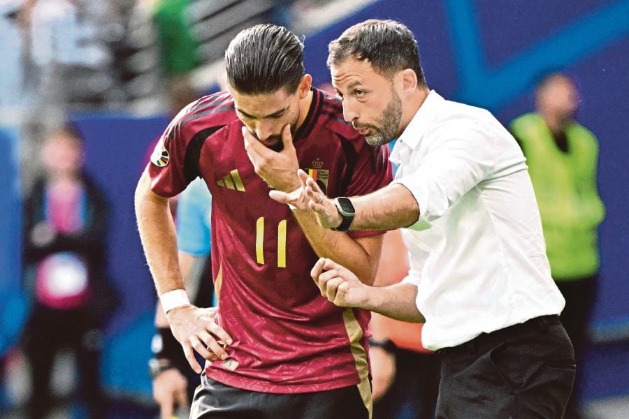 Belgium's head coach Domenico Tedesco (right) speaks with Belgium's forward Yannick Carrasco (left) during the UEFA Euro 2024 Group E football match between Belgium and Slovakia at the Frankfurt Arena in Frankfurt am Main. (Photo by JAVIER SORIANO / AFP)