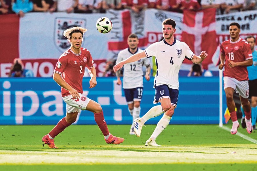 Denmark's defender Joachim Andersen (left) and England's midfielder Declan Rice challenge for the ball during the UEFA Euro 2024 Group C football match between Denmark and England at the Frankfurt Arena in Frankfurt am Main. (Photo by Kirill KUDRYAVTSEV / AFP)