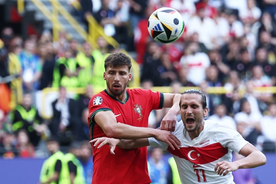 Turkey's forward Yusuf Yazici (right) fights for the ball with Portugal's defender #04 Ruben Dias during the UEFA Euro 2024 Group F football match between Turkey and Portugal at the BVB Stadion in Dortmund. (Photo by FRANCK FIFE / AFP)