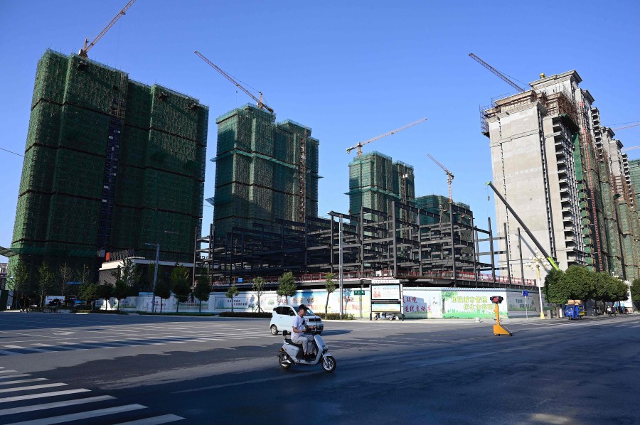 (FILES) This file photo taken on September 14, 2021 shows a construction site of an Evergrande housing complex in Zhumadian, central China�s Henan province. AFP Photo/Jade Gao 