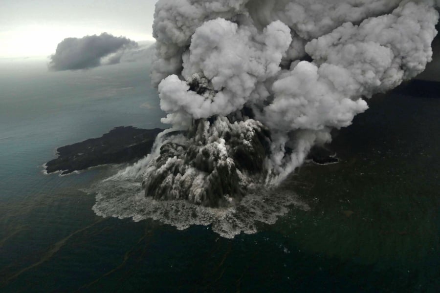  Indonesian  volcano debris litters seabed after tsunami 