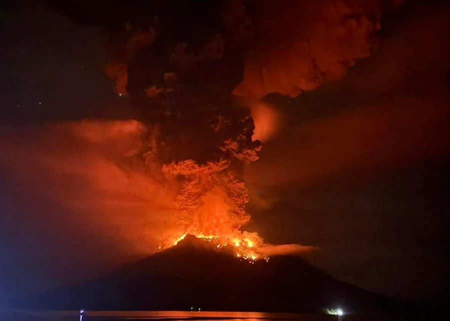 Mount Ruang, a stratovolcano in North Sulawesi Province, first erupted at 9.45 pm on Tuesday (1345 GMT) and four times throughout Wednesday. (Photo by Handout / Center for Volcanology and Geological Hazard Mitigation / AFP) 