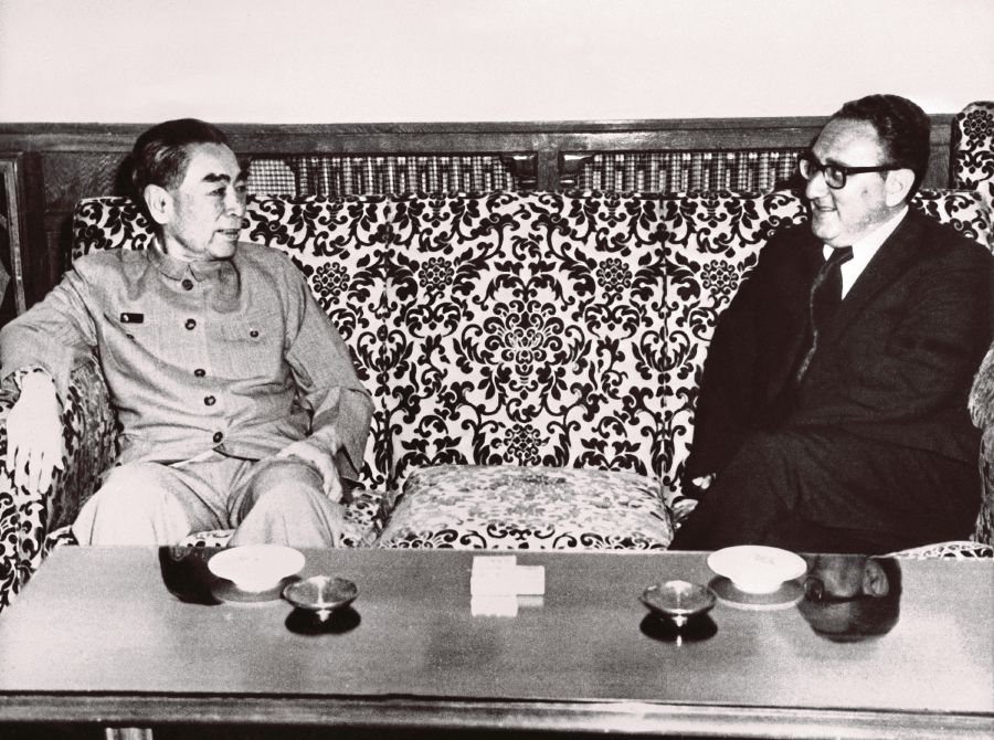 (FILES) US Special envoy Henry Kissinger (right) meets with China's Prime Minister Zhou Enlai, July 1971 in Beijing. (Photo by CONSOLIDATED NEWS PICTURES / AFP)