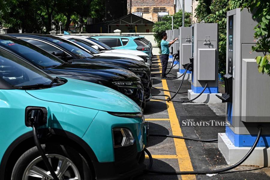 Struggling foreign automakers in China are looking for help from local tech giants to try to stay competitive in the world’s biggest electric car market, where shiny smart screens, assisted driving and sophisticated map technology are in high demand.  (Photo by  AFP)