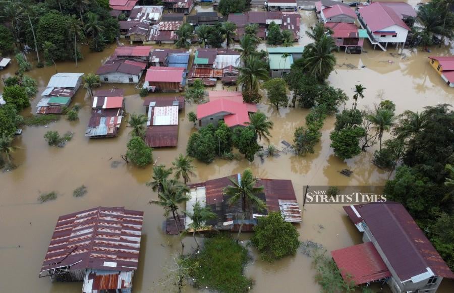  Four rivers in three districts in Kelantan exceeded the danger level as of 6pm today following continuous rain since last Friday. - NSTP/NIK ABDULLAH NIK OMAR