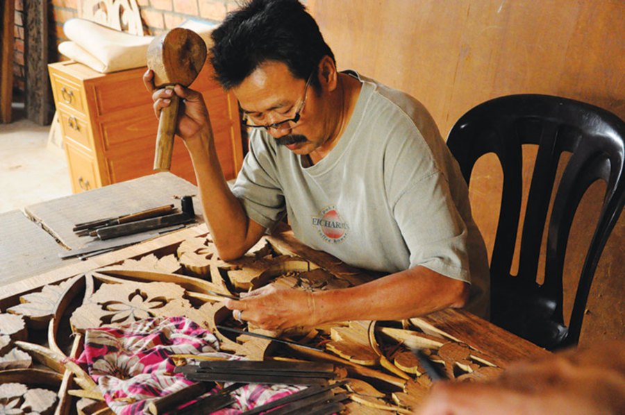 Craftsmen from Terengganu were brought in to carve the semarak api (Cyberjaya’s official flower) floral motifs on the mihrab wall which were coloured with gold leafs instead of gold paint. 