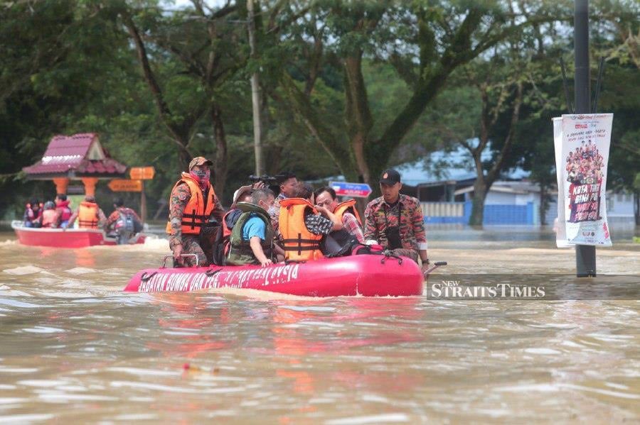 The number of flood victims in Johor and Pahang has dropped to 8,566 people at 73 temporary flood relief centres (PPS) as of 8pm tonight compared to 8,904 people at 80 PPS earlier in the afternoon (January 8). -NSTP/NUR AISYAH MAZALAN
