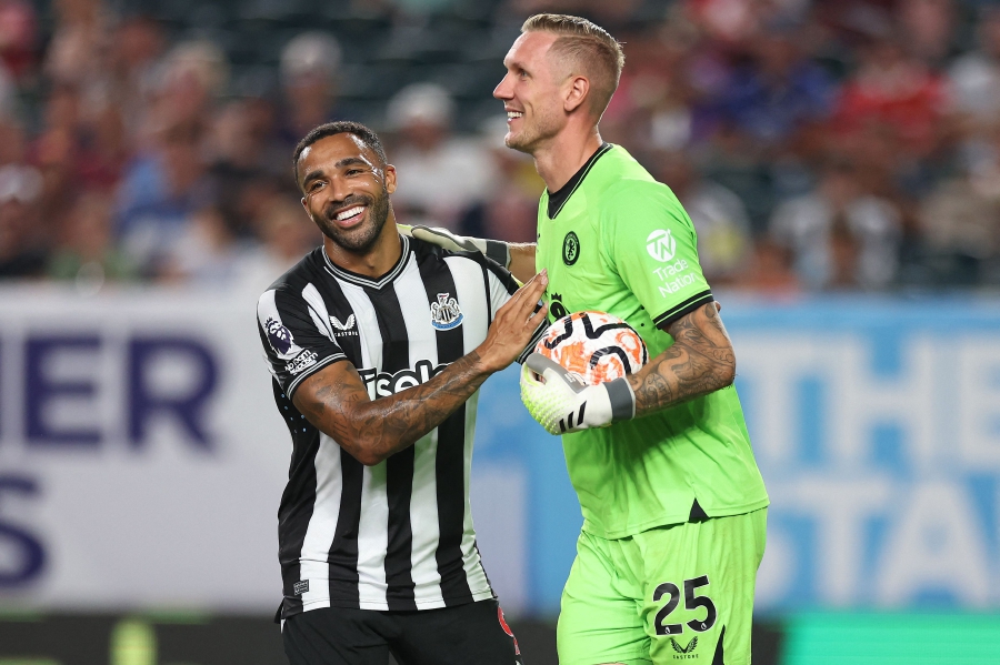 Callum Wilson (left) of Newcastle United shakes hands with Emiliano Martínez (right) of Aston Villa in the second half during a Premier League Summer Series match between Aston Villa and Newcastle United at Lincoln Financial Field in Philadelphia, Pennsylvania. (Photo by Tim Nwachukwu / GETTY IMAGES NORTH AMERICA / Getty Images via AFP)