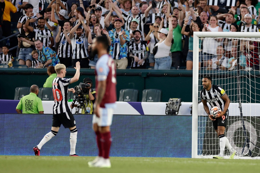 Callum Wilson (right) of Newcastle United celebrates after scoring a goal during a Premier League Summer Series match between Aston Villa and Newcastle United at Lincoln Financial Field in Philadelphia, Pennsylvania. (Photo by Adam Hunger / GETTY IMAGES NORTH AMERICA / Getty Images via AFP)