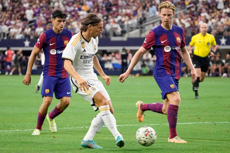 Barca and the woodwork defeat Real in Texas 'clasico'