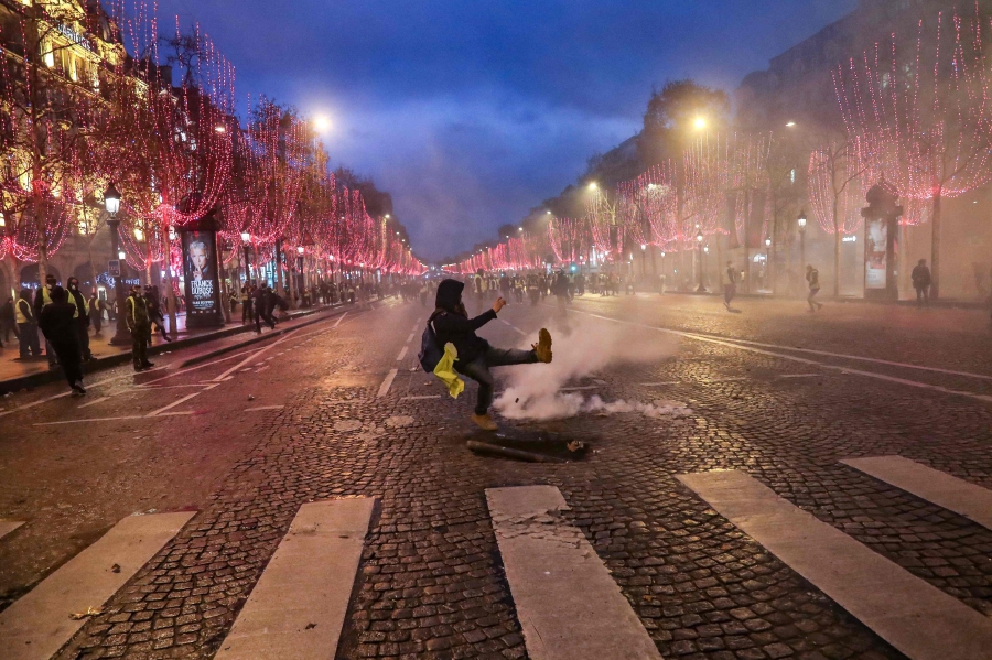 Yellow Vest Protests Stunt French Growth Macron Under Pressure