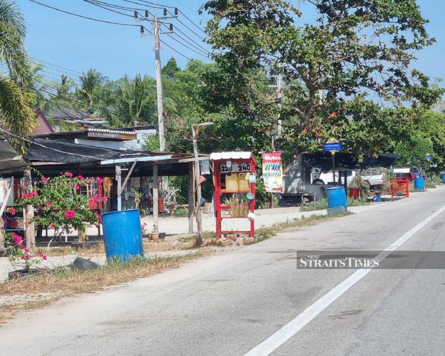 Stalls sells subsidised Malaysian diesel and petrol can be seen along the road from Sungai Golok town to Narathiwat. NSTP/ Sharifah Mahsinah Abdullah