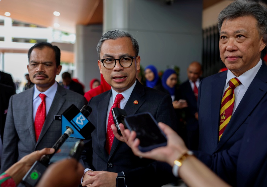 Tanjong Karang MP's support for the prime minister proves confidence in unity government and disproves allegation that it will collapse, said Communications Minister Fahmi Fadzil today. - Bernama pic