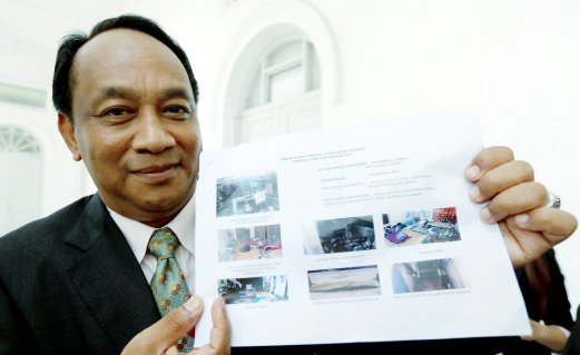  Pulau Betong assemblyman Datuk Muhammad Farid Saad showing images of the rundown lodgings in Santubong, near Sarawak, and relating the athletes’ discomfort while debating at the August House, Farid said he was shocked that the group had to stay in a cluttered dormitory without even proper bedding. Pix by Ramdzan Masiam