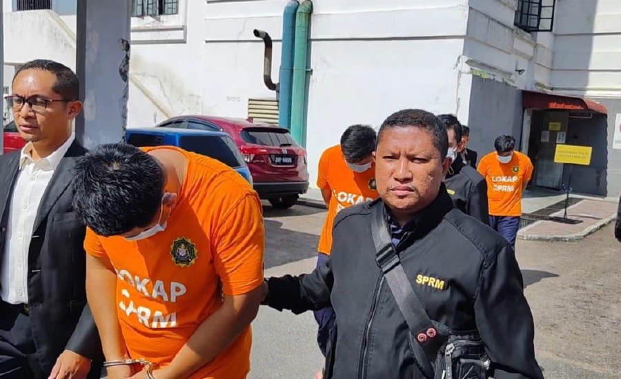 The three policemen who are suspected of soliciting and accepting bribes from lorry drivers in Mersing have been remanded for four days until Sunday. Courtesy of MACC