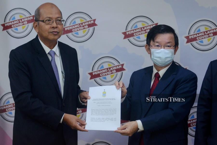 Penang Chief Minister Chow Kon Yeow (right) handing over the letter of appointment to Datuk Seri Farizan Darus during the ceremony in Kompleks Tun Abdul Razak (KOMTAR). - BERNAMA pic