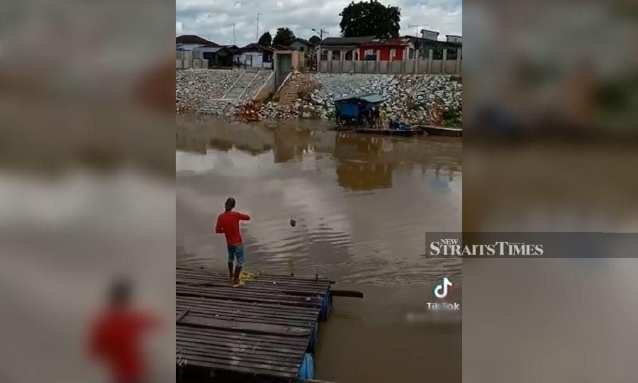 Kelantanese At Thai Border Using Illegal Means To Transport Goods Across Sg Golok