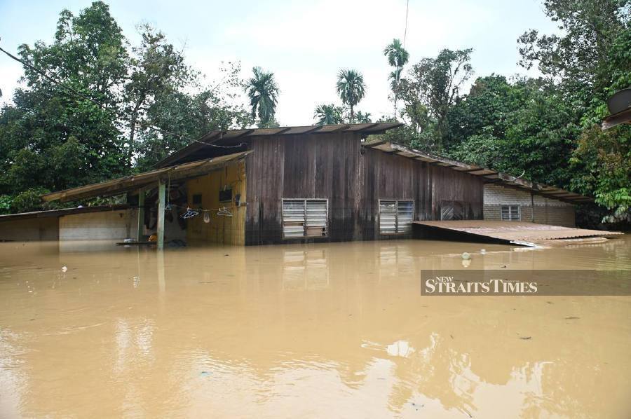 The number of flood victims in Terengganu, Pahang, Kelantan and Johor dropped to 2,276 people at 23 relief centres as of noon today, compared to 2,953 people at 38 relief centres this morning. - NSTP/ZATUL IFFAH ZOLKIPLY
