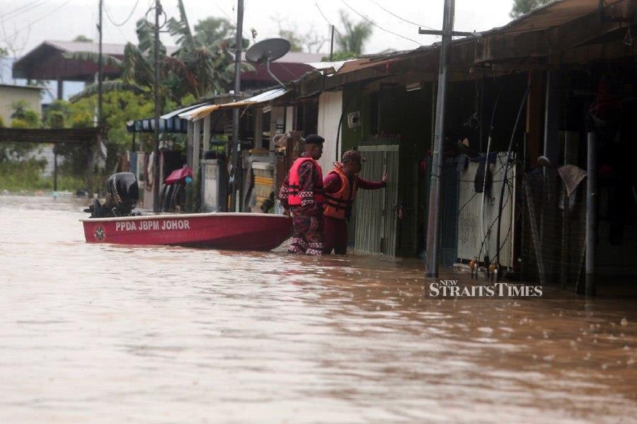 More relief centres are now in operation, with nine newly established ones in the state capital, due to flash floods in various low-lying and flood-prone areas, in Johor, today. - NSTP/NUR AISYAH MAZALAN