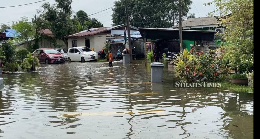 The number of flood victims in Johor and Pahang reduced drastically to 2,237 people in 19 temporary relief centres as of 4 pm today, compared to 5,666 people in 41 centres this afternoon. - NSTP/ ALIAS ABD RANI