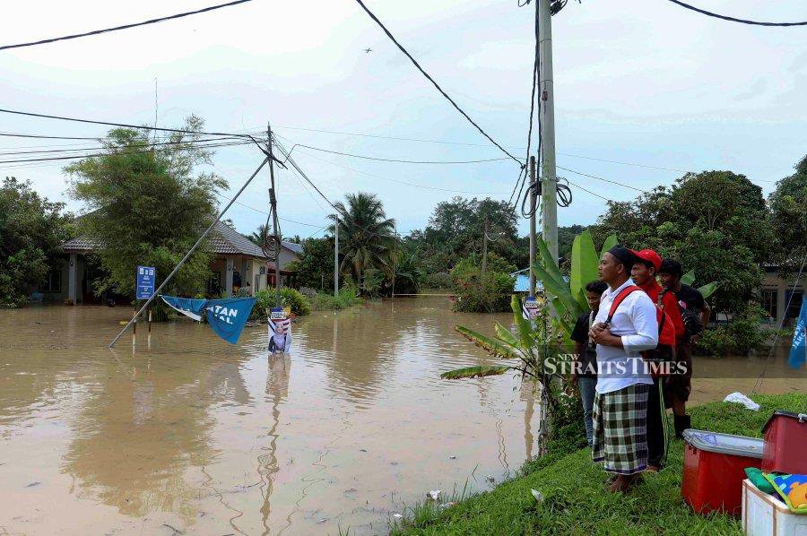 Seven districts in three states are still affected by floods with 952 evacuees still placed at 19 temporary evacuation centres (PPS) as of 4 pm today, according to the National Disaster Management Agency (NADMA).  -  NSTP/MOHD FADLI HAMZAH