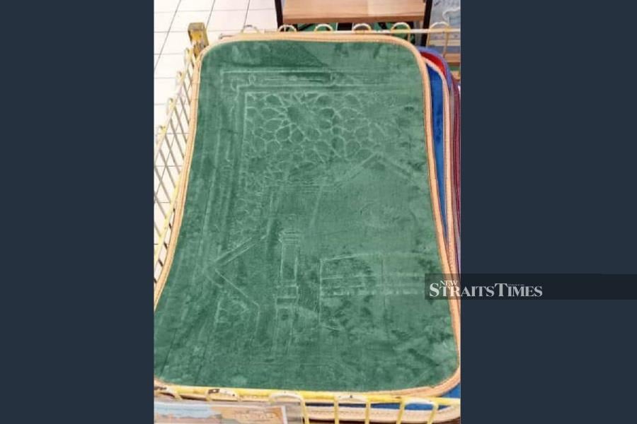 AEON BiG (M) Sdn Bhd, in a statement today, said the confusion arose due to the items being inaccurately labeled as door mats by the supplier. - Viral pic