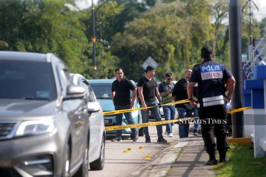 ULU TIRAM: A predawn attack was launched on a police station there on Friday, killing two policemen and injuring one. - NSTP/NUR AISYAH MAZALAN