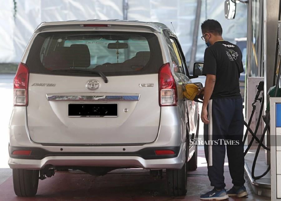 A motorist filling up his car’s tank at a petrol station in Kuala Lumpur. Experts say the government needs to tap into the Bantuan Sara Hidup and Inland Revenue Board databases to identify targeted fuel subsidy recipients. PIC BY MOHAMAD SHAHRIL BADRI SAALI 