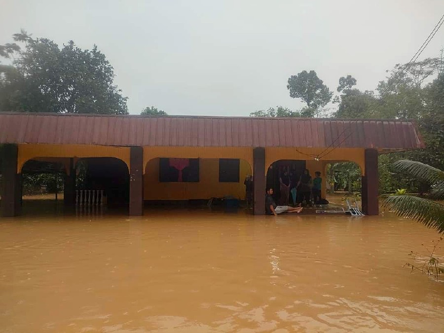 The remains of a senior citizen was left stranded in her family home in Kampung Gaung here for almost 14 hours when flood waters rose early in the morning. - Pic courtesy from Family members
