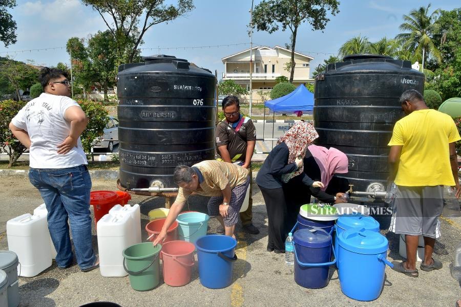 File photo showing Klang Valley residents queueing up to get some water during last year’s water supply disruption incident. 