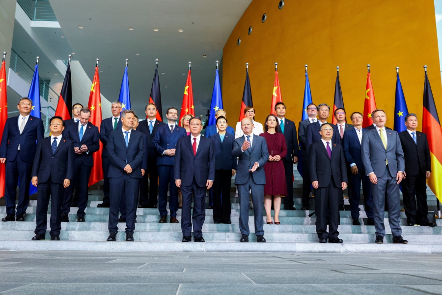 German Chancellor Olaf Scholz and Chinese Premier Li Qiang and several members of the cabinet pose for a family photo during German-Chinese government consultations in Berlin, Germany. (REUTERS/Fabrizio Bensch)
