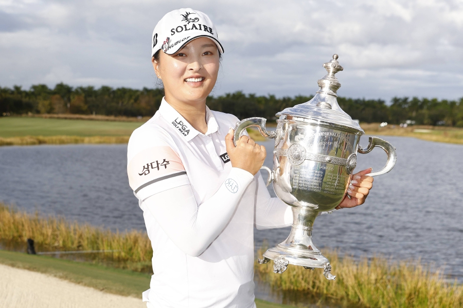 Ko Jin Young Ko of South Korea poses the Rolex Player of the Year trophy after winning the CME Group Tour Championship at Tiburon Golf Club on November 21, 2021 in Naples, Florida. - (Photo by Michael Reaves/Getty Images/AFP) Michael Reaves