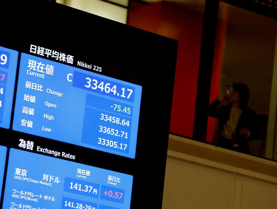  A closing price of Nikkei index on a stock quotation board is pictured after a ceremony marking the end of trading in 2023 at the Tokyo Stock Exchange (TSE) in Tokyo, Japan Dec 29, 2023. REUTERS/Kim Kyung-Hoon/File Photo