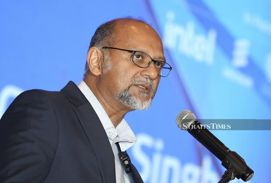 Minister of Digital, Gobind Singh Deo delivered his opening speech at the programmes Connected Industries Day: Transforming Manufacturing With 5G and AI at Ballroom Eastin Hotel, Penang. NSTP/MIKAIL ONG