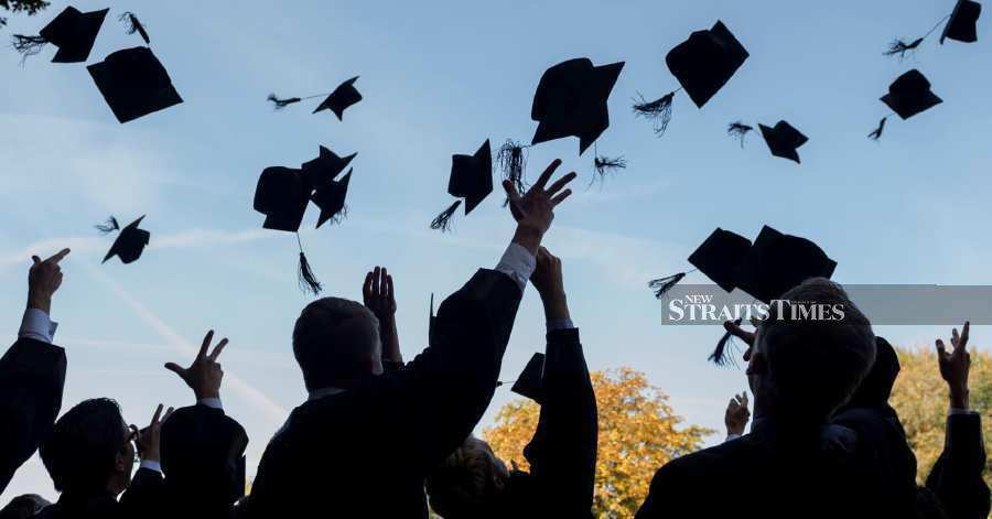 Salaries for fresh graduates have not increased significantly in over a decade and remain unchanged, say experts. - NSTP pic