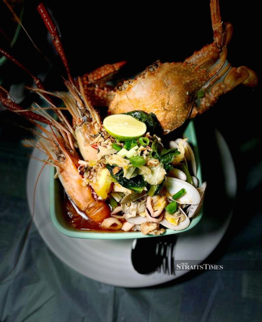 Maggie Ketam is for both instant-noodle and seafood lovers.