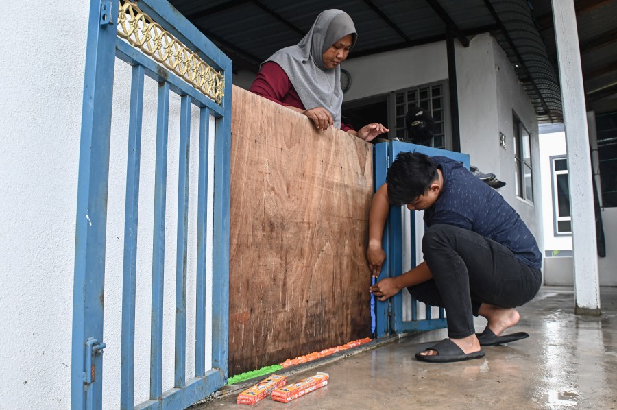 Using some plasticine worth less than RM10, a resident of Kampung Padang Gong Pak Maseh here successfully saved most of her furniture and household items from severe damage due to the floods. BERNAMA PIC