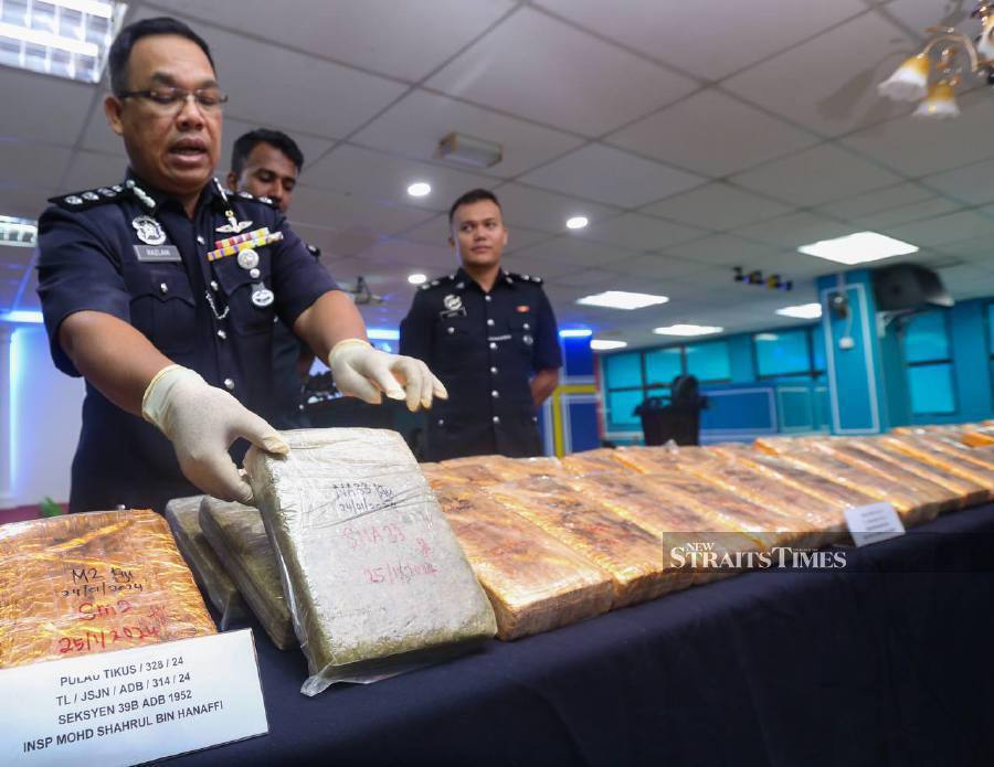 Northeast District Police chief ACP Razlam Ab Hamid said that in the first raid, they arrested a 50-year-old man by the roadside at the Hong Seng Estate at 4pm and seized ganja weighing 7.82g. - NSTP/DANIAL SAAD