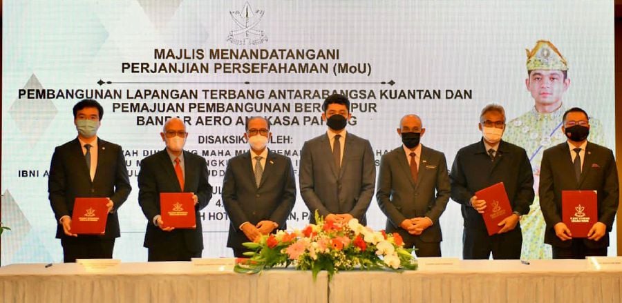 The Regent of Pahang, Tengku Hassanal Ibrahim Alam Shah Al-Sultan Abdullah(middle) along with Wan Rosdy (left) and State Secretary Datuk Seri Dr Sallehuddin Ishak(right) witnessed the MoU signing ceremony today.  - Pic courtesy of Pahang state gov
