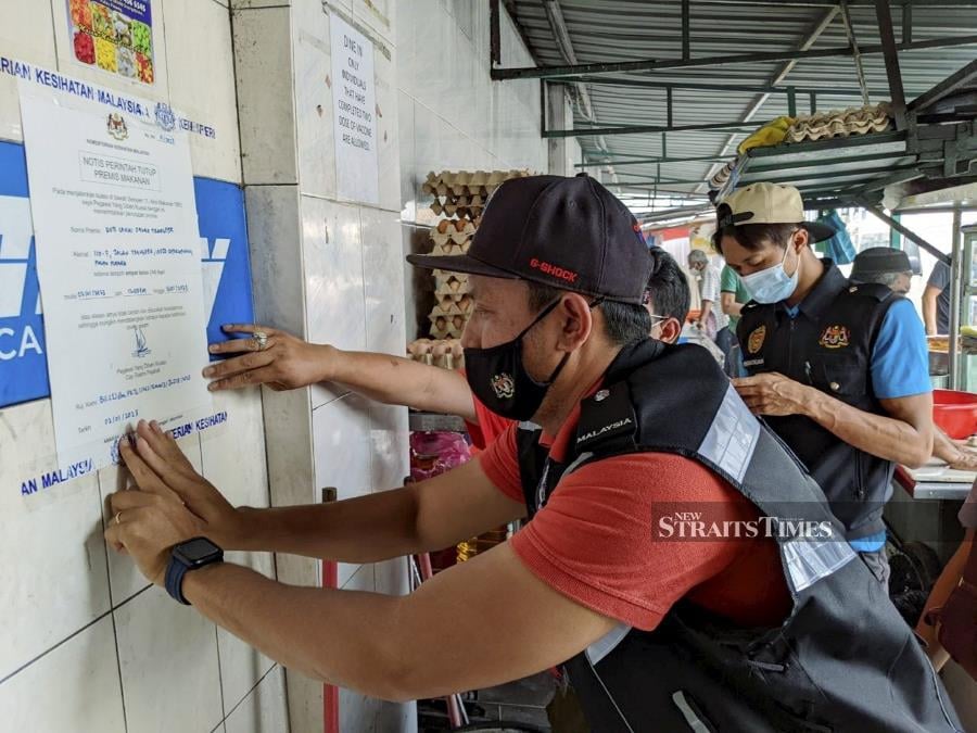 Penang’s famous roti canai stall at Jalan Transfer has been ordered to close for two weeks after it was deemed to have failed hygiene checks. - NSTP/ZUHAINY ZULKIFFLI