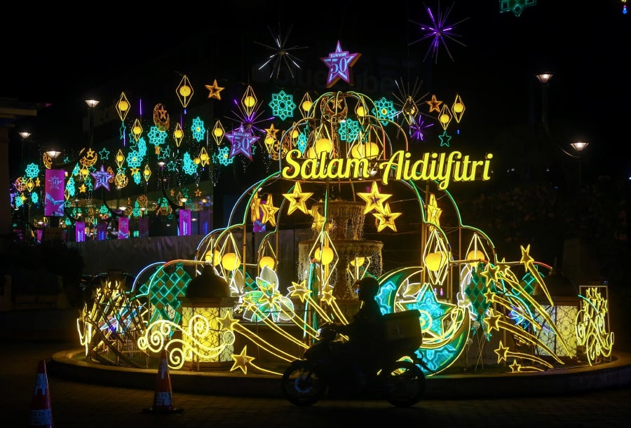 The Malaysia Youth Council (MBM) is urging all parties, especially youth, to embrace the spirit of Hari Raya Aidilfitri by fostering stronger bonds through visits and seeking forgiveness. - Bernama pic
