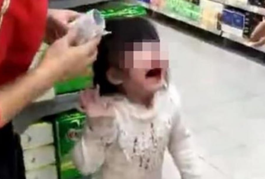 Man Slaps 4 Year Old Granddaughter Until Her Nose Bleeds In Chinese 