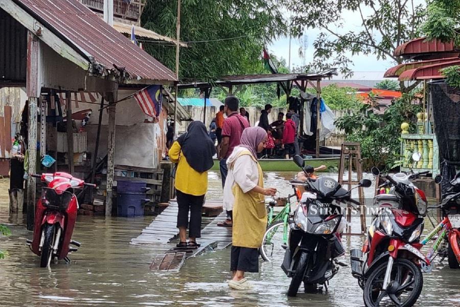 The Golok river in Rantau Panjang continued to breach it danger level tonight following heavy rain in the state. - NSTP/SHARIFAH MAHSINAH ABDULLAH