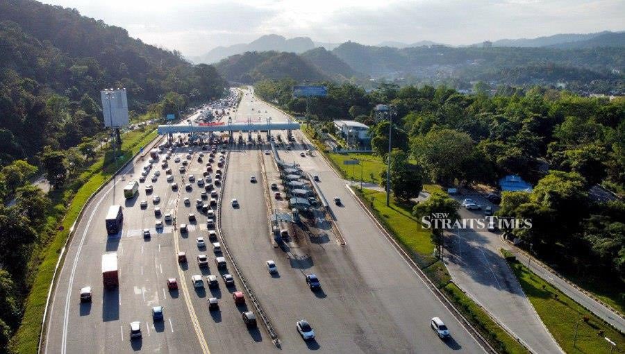 A Malaysian Highway Authority (LLM) spokesman said traffic was slow moving on Karak-Kuala Lumpur highway, nearing the Gombak Toll Plaza from Genting Sempah and Bentong. - NSTP/ASWADI ALIAS
