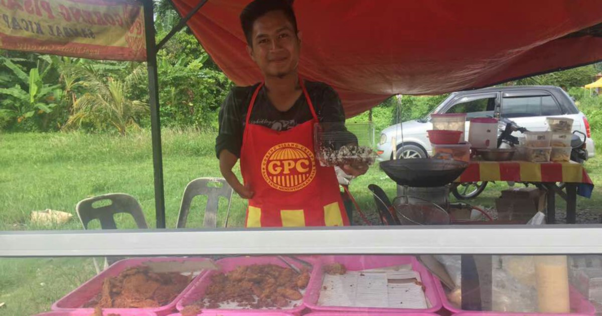 No hands, no problem for Terengganu uni student, who sells pisang ...