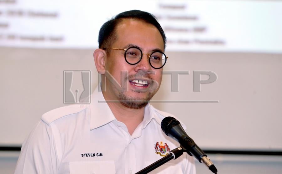 (File pic) Steven Sim Chee Keong said this is among the matters being looked into by the committee, which is working with the ministry and the Election Commission (EC), in a bid to reform the country's electoral system. (NSTP/NURUL SHAFINA JEMENON)