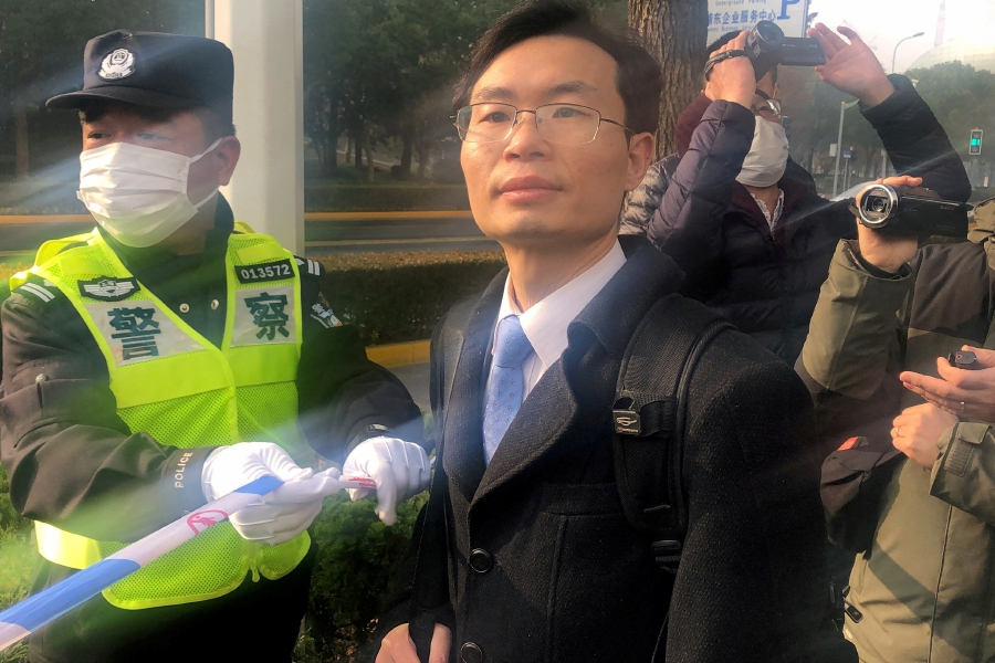 (FILE PHOTO) Lawyer Zhang Keke arrives to Shanghai Pudong New Area People's Court before the trial of citizen-journalist Zhang Zhan, who reported from Wuhan during the peak of the coronavirus disease (Covid-19) outbreak, in Shanghai, China. (REUTERS/Brenda Goh/File Photo/File Photo)